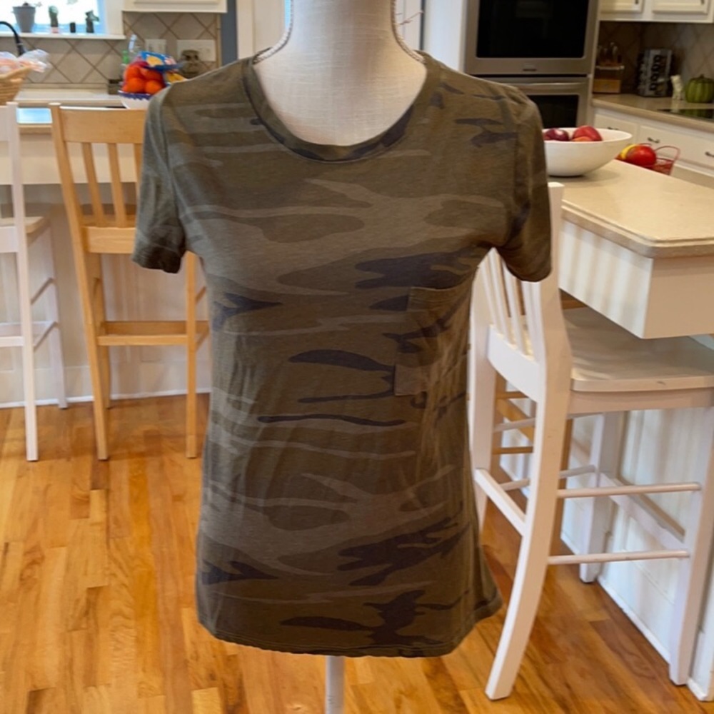 💜 3 for $18 or 5 for $25 💜 Zoe + Liv] camo tee